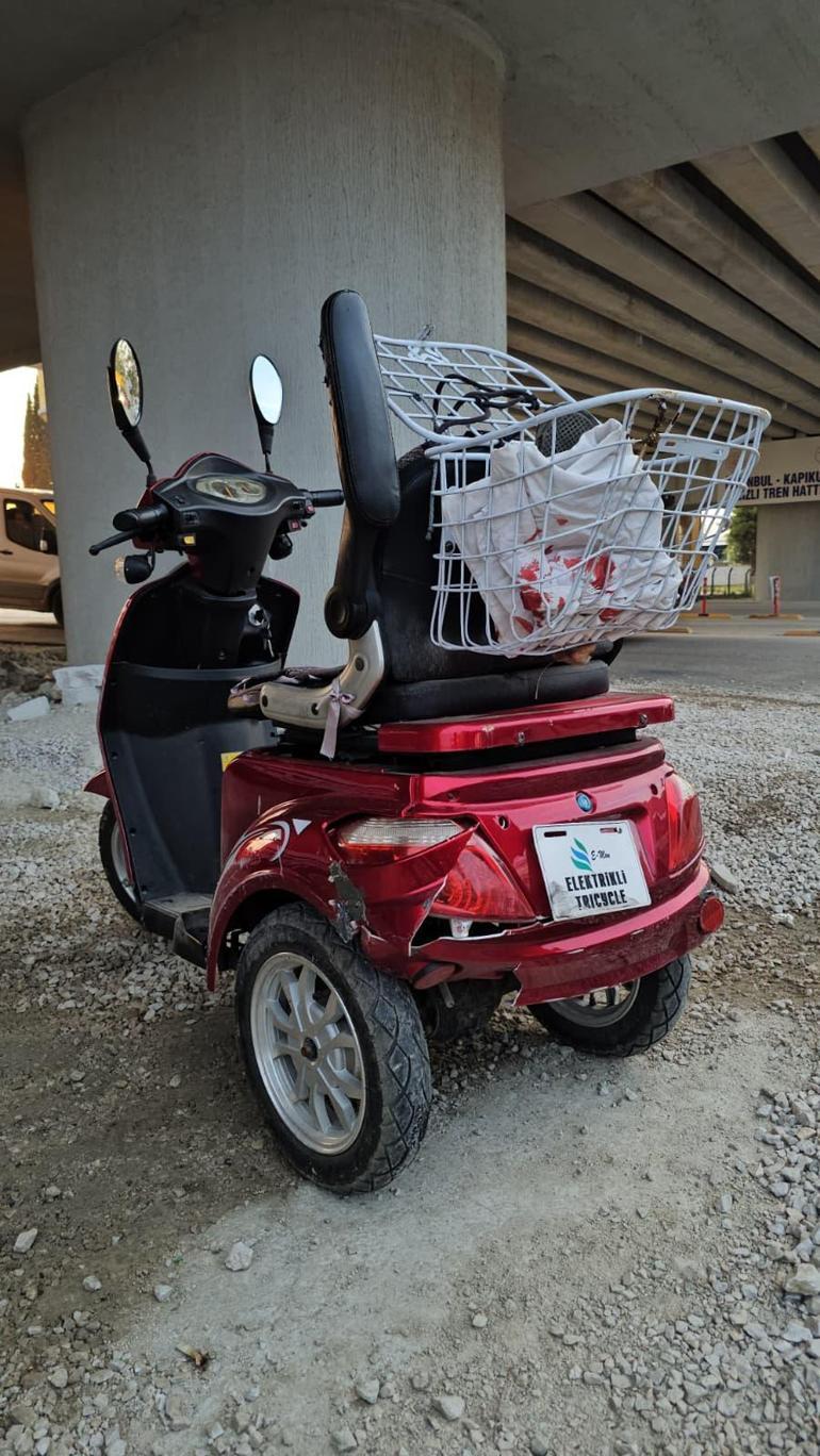 Üç tekerlekli elektrikli bisiklet, otomobilin altında kaldı; sürücü öldü