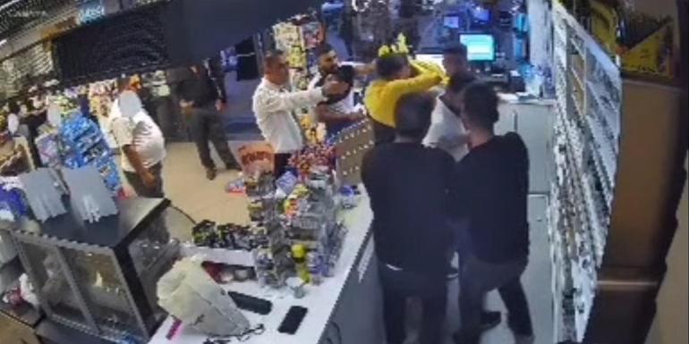 Akaryakıt istasyonu çalışanını darbeden 2 kişi tutuklandı; o anlar kamerada