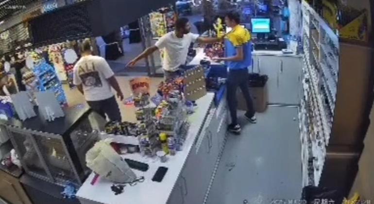 Akaryakıt istasyonu çalışanını darbeden 2 kişi tutuklandı; o anlar kamerada