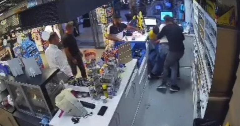 Akaryakıt istasyonu çalışanını darbeden 2 kişi tutuklandı; o anlar kamerada