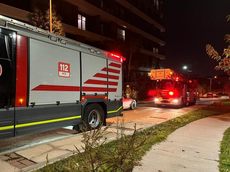 İzmir’de apartman dairesinde yangın; mahsur kalan 4 kişi ile 1 köpek kurtarıldı