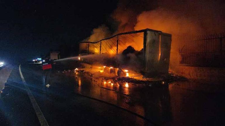Yalovada konserve yüklü TIR, alev alev yandı