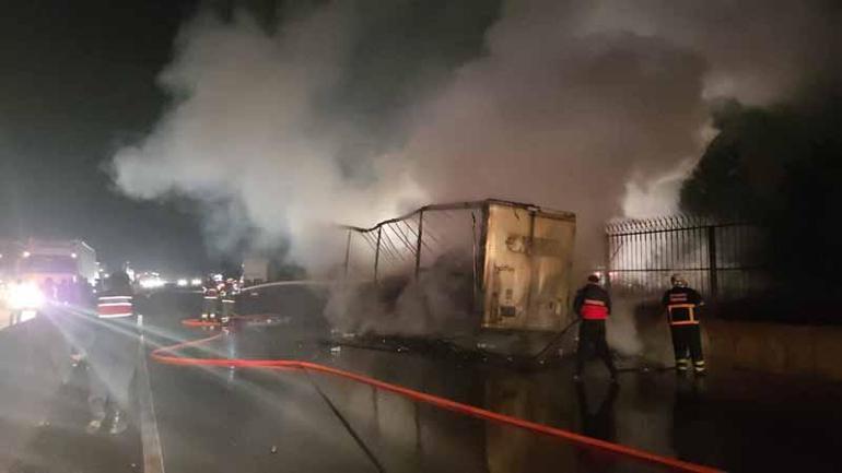 Yalovada konserve yüklü TIR, alev alev yandı