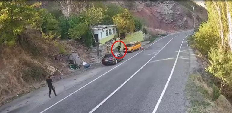 Dağdan kopan kaya parçasından son anda kurtuldu; o anlar kamerada