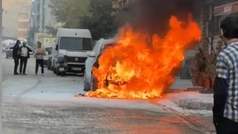 Sultangazide park halindeki cip alev alev yandı