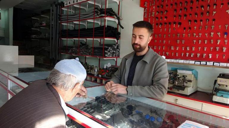 Vandaki depremde babası ve 2 kız kardeşini kaybeden Semih, annesi ile yaşama tutundu