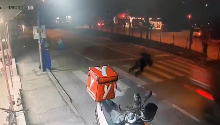 Motosikletin çarptığı yayanın yanından geçip yola devam ettiler