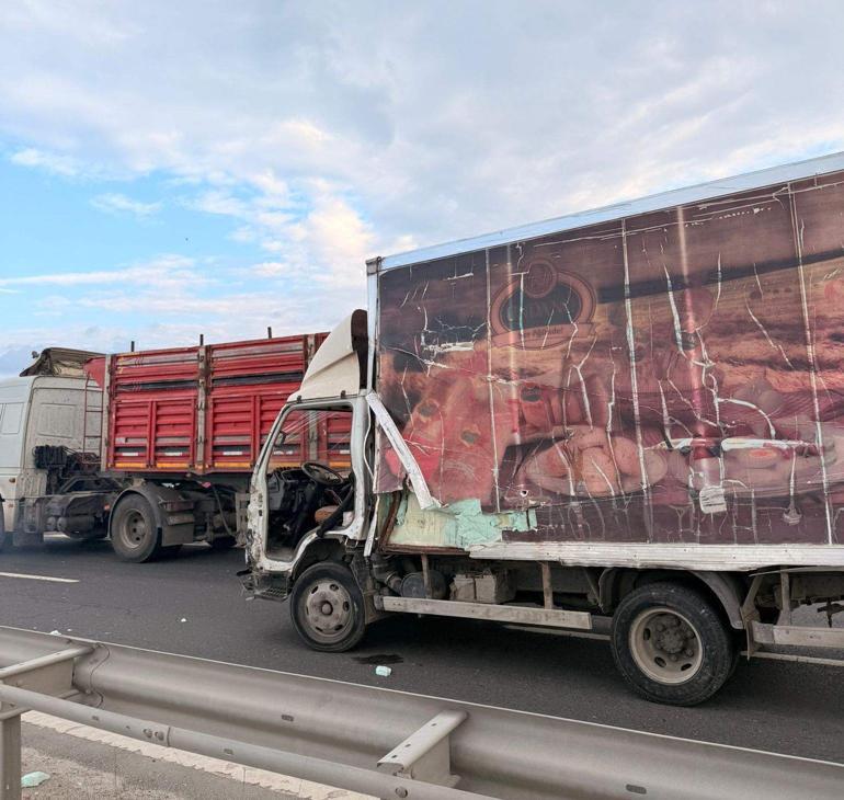 Bariyere çarpan kamyonetin sürücüsünün ayağı koptu