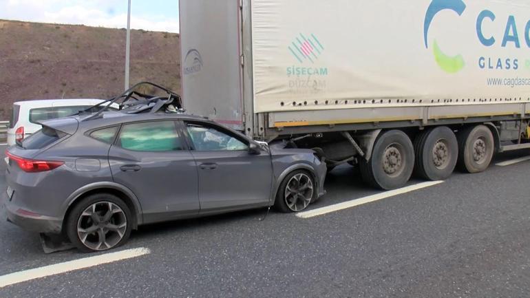 Sancaktepede otoyolda otomobil TIRın altında kaldı