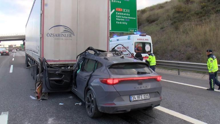 Sancaktepede otoyolda otomobil TIRın altında kaldı