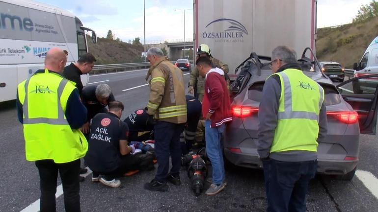Sancaktepede otoyolda otomobil TIRın altında kaldı