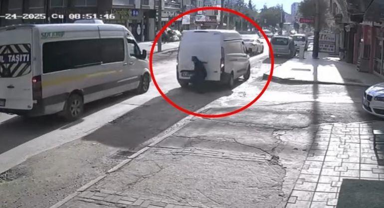 Sürücüsünün geri manevra yaptığı minibüs, yayaya çarptı; kaza kamerada