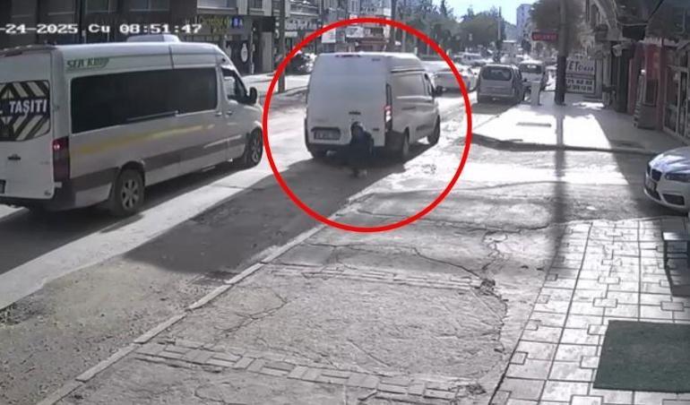 Sürücüsünün geri manevra yaptığı minibüs, yayaya çarptı; kaza kamerada