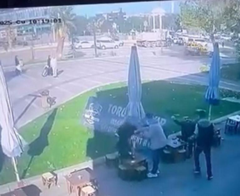 Lodos nedeniyle düşen tabelanın altında kalmaktan son anda kurtuldular