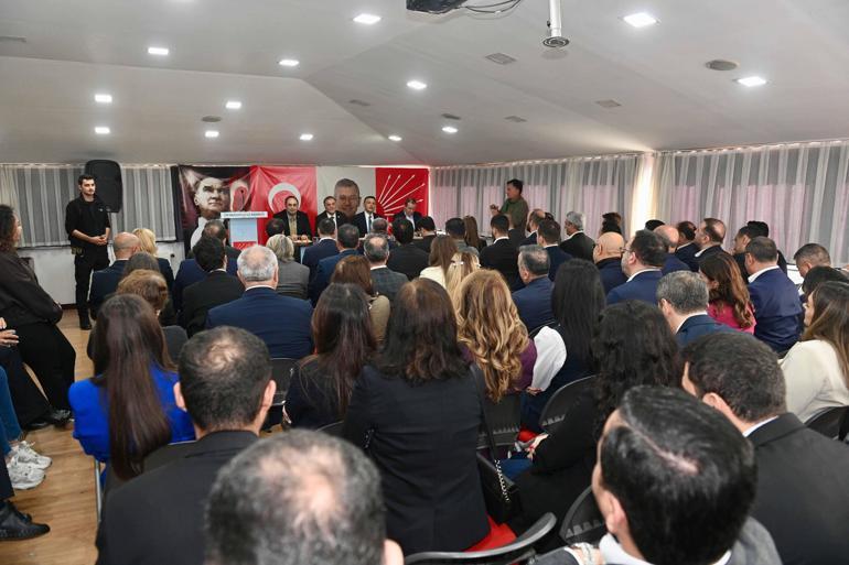 CHP İstanbul İl Başkanı seçilen Özgür Çelik mazbatasını aldı