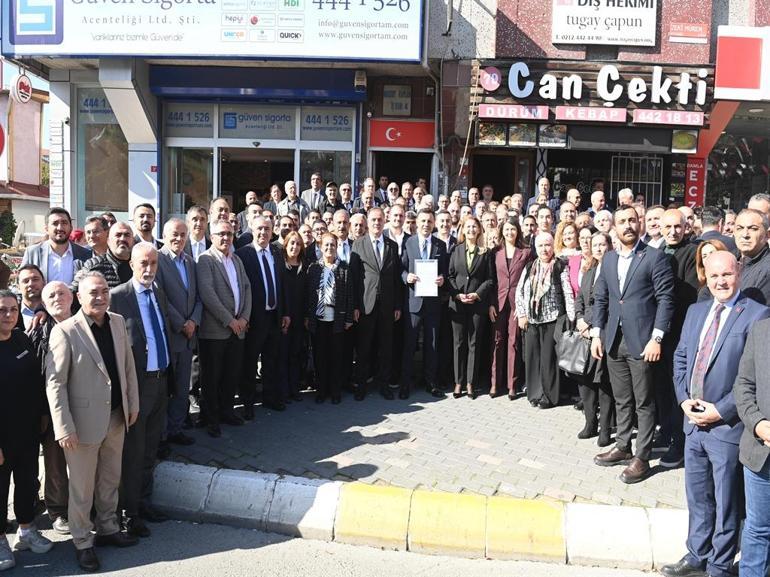 CHP İstanbul İl Başkanı seçilen Özgür Çelik mazbatasını aldı