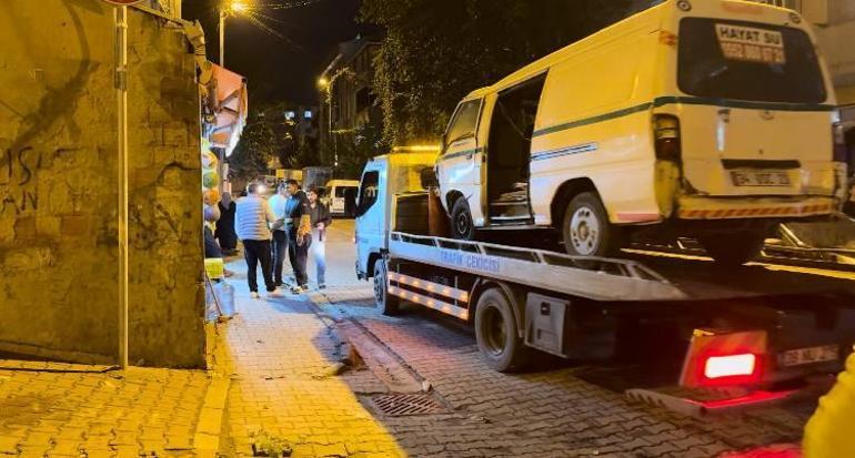 Küçükçekmecede otomobil park halindeki araçlara çarptı: 2 yaralı