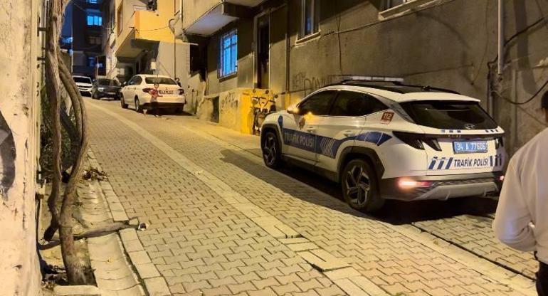 Küçükçekmecede otomobil park halindeki araçlara çarptı: 2 yaralı