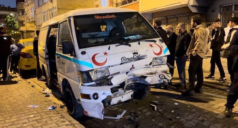 Küçükçekmecede otomobil park halindeki araçlara çarptı: 2 yaralı