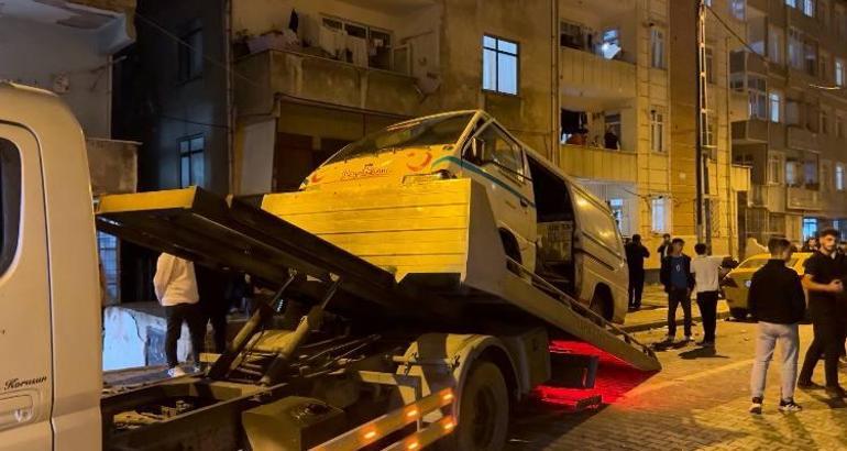 Küçükçekmecede otomobil park halindeki araçlara çarptı: 2 yaralı