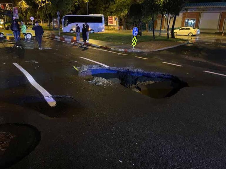 Vatan Caddesinde çöken yol toprakla dolduruldu