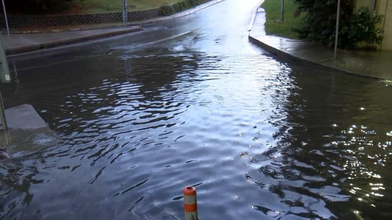Şiddetli yağış sonrası Bakırköyde alt geçidi su bastı
