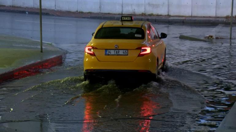 Şiddetli yağış sonrası Bakırköyde alt geçidi su bastı