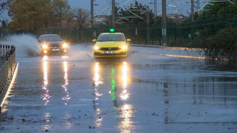 Şiddetli yağış sonrası Bakırköyde alt geçidi su bastı