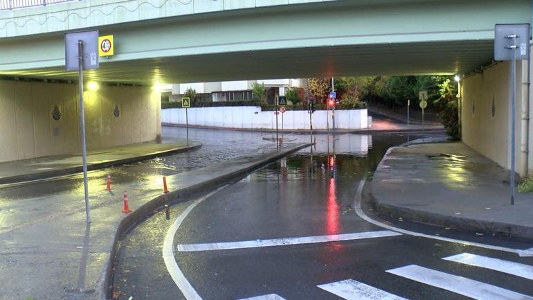 Şiddetli yağış sonrası Bakırköyde alt geçidi su bastı