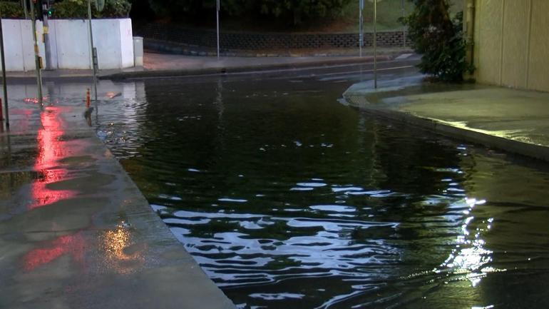 Şiddetli yağış sonrası Bakırköyde alt geçidi su bastı