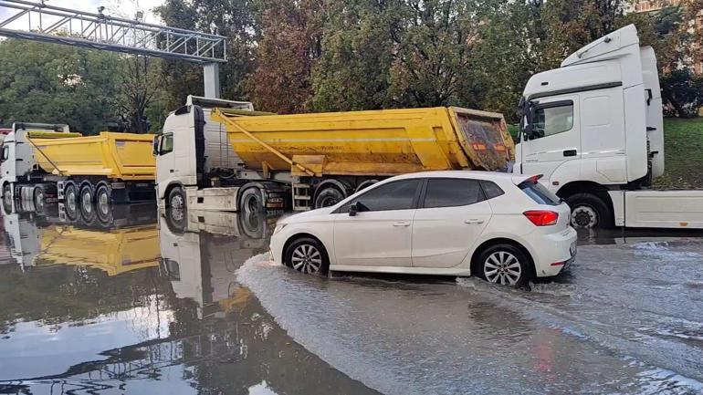 Bayrampaşada araçlar su içinde kaldı