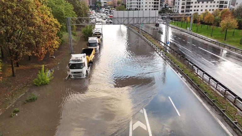 Bayrampaşada araçlar su içinde kaldı