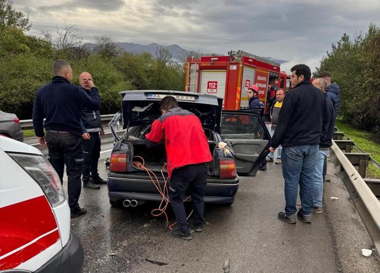Yolcu otobüsünün çarptığı otomobil bariyere vurdu: 1 ölü, 2 yaralı