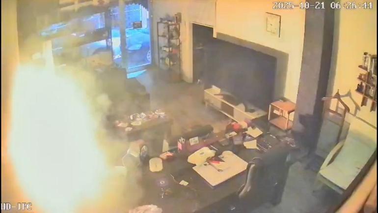 Şarjda bırakılan matkap bataryası dükkanı yaktı; o anlar kamerada