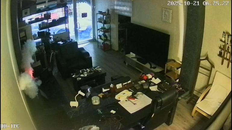 Şarjda bırakılan matkap bataryası dükkanı yaktı; o anlar kamerada