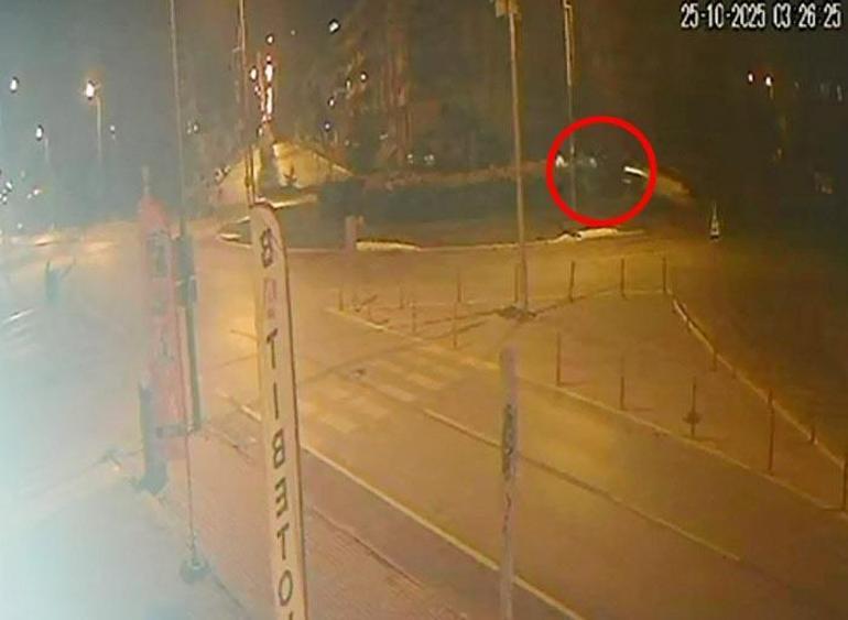 Tank anıtına çarpan otomobilden alev çıktı, o anlar kamerada