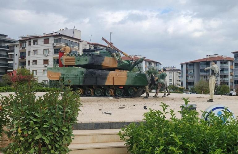 Tank anıtına çarpan otomobilden alev çıktı, o anlar kamerada