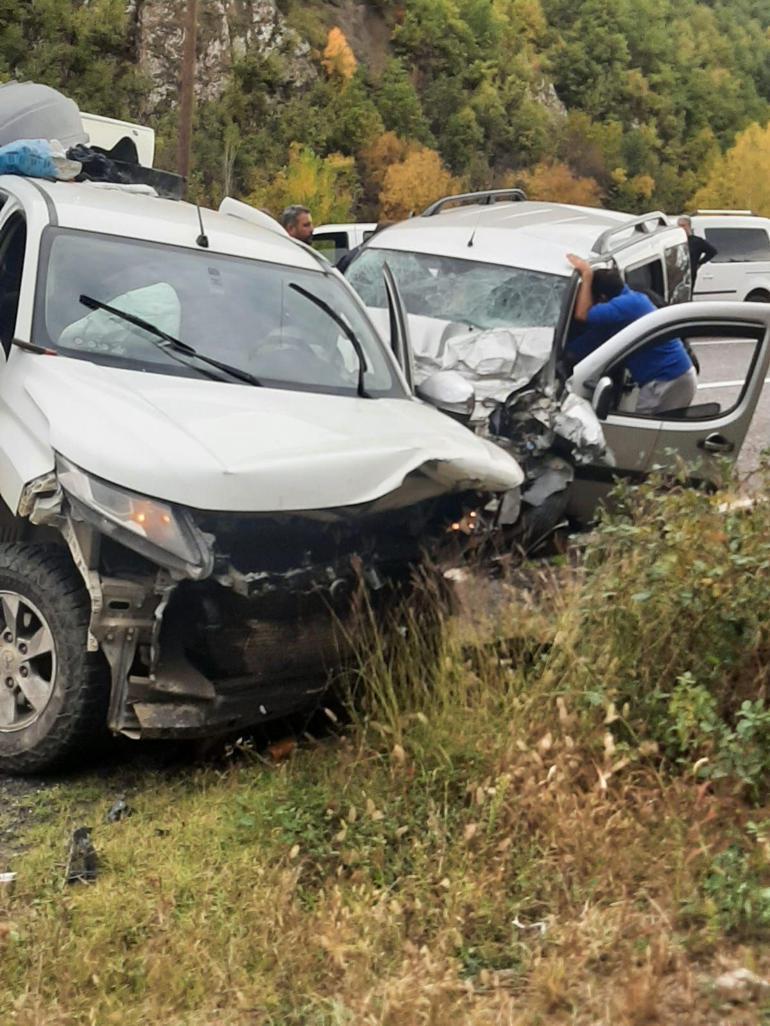 Artvinde 3 aracın karıştığı zincirleme kazada 4 yaralı