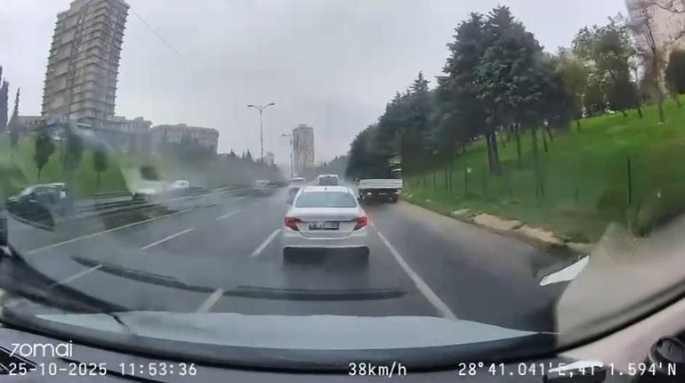 Esenyurtta 4 aracın karıştığı zincirleme kaza kamerada