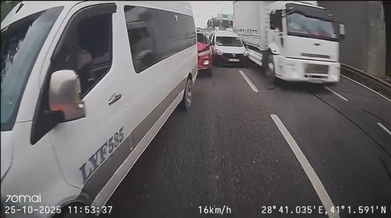 Esenyurtta 4 aracın karıştığı zincirleme kaza kamerada