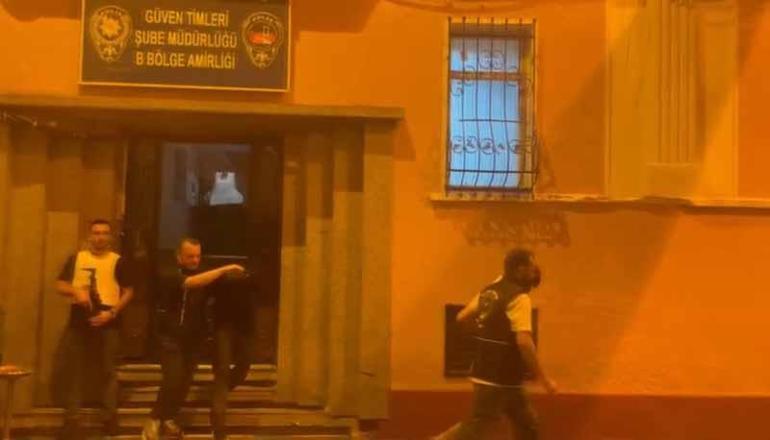 Taksim’de bankta uyuyan adamın telefonunu çaldı; mağduru yanlış tarafa yönlendirdi