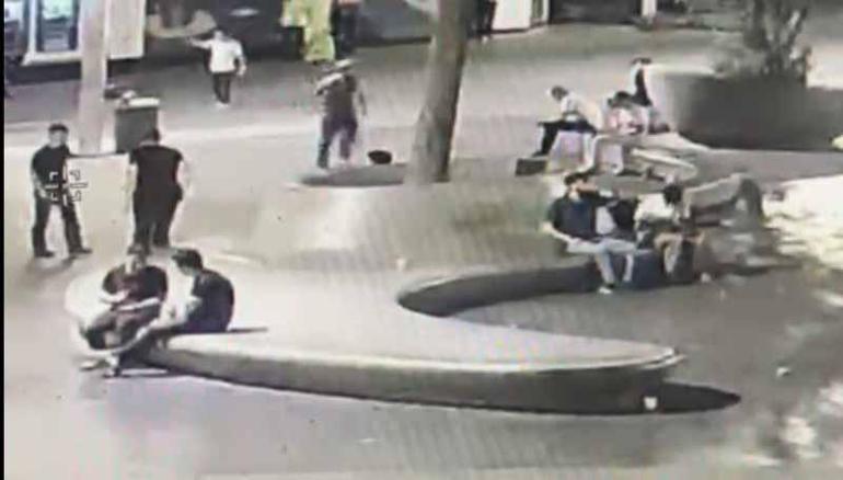 Taksim’de bankta uyuyan adamın telefonunu çaldı; mağduru yanlış tarafa yönlendirdi