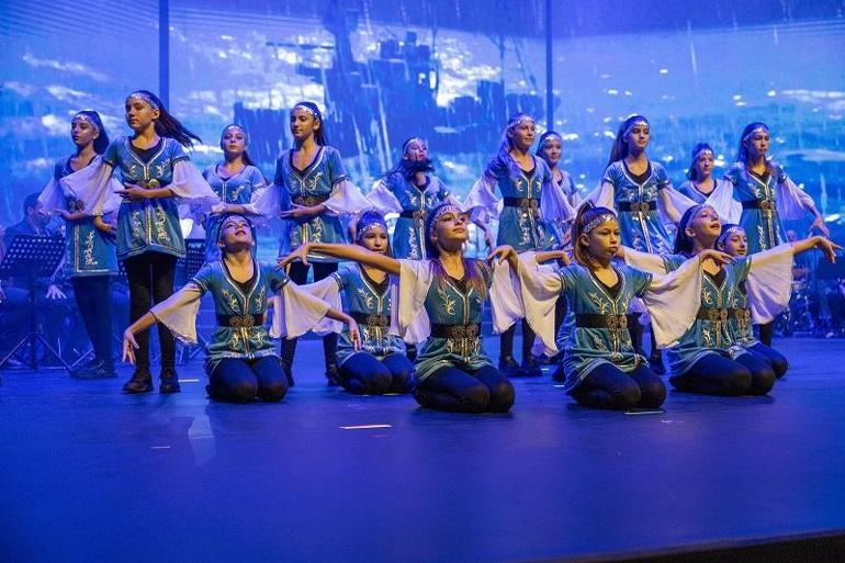 Bahçeşehir Koleji öğrencileri Cumhuriyet için sahne aldı