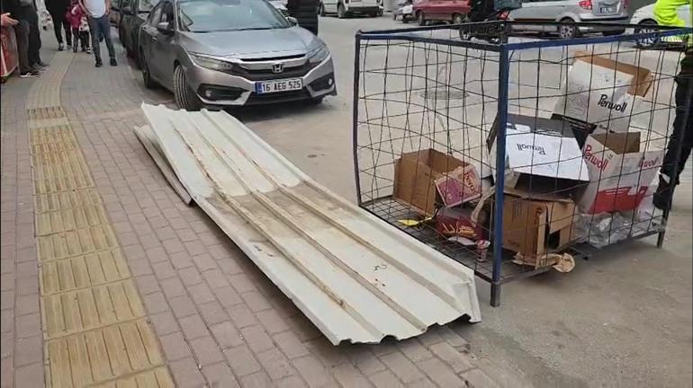 Çatıdan uçan sacın altında kalmaktan son anda kurtuldu