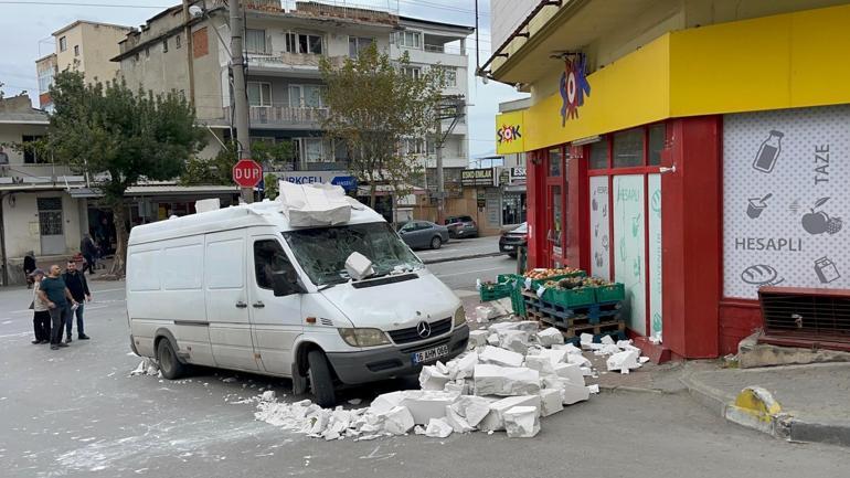 Bursada lodos etkili oldu; ağaçlar devrildi, çatılar uçtu