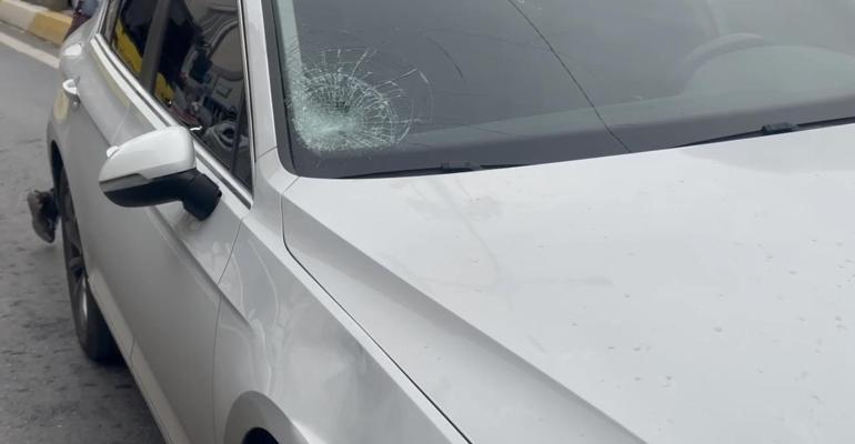 Sultanbeyli’de yolun karşısına geçmeye çalışan 2 kardeşe otomobil çarptı