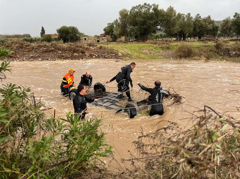 Foçada selin izleri siliniyor