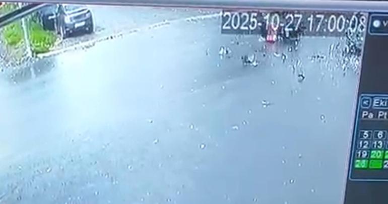 Motosiklet ile otomobilin çarpıştığı kaza kamerada; 2 yaralı