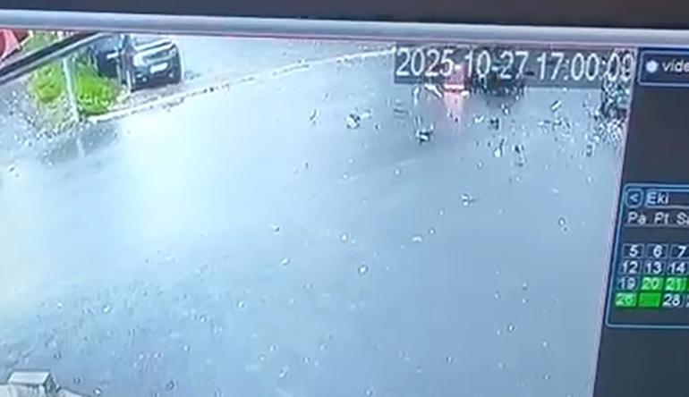 Motosiklet ile otomobilin çarpıştığı kaza kamerada; 2 yaralı