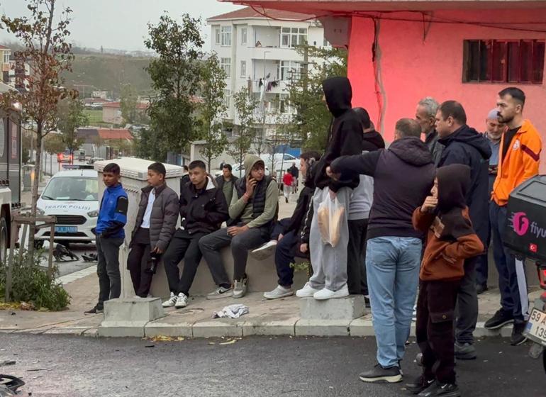 Motosiklet ile otomobilin çarpıştığı kaza kamerada; 2 yaralı